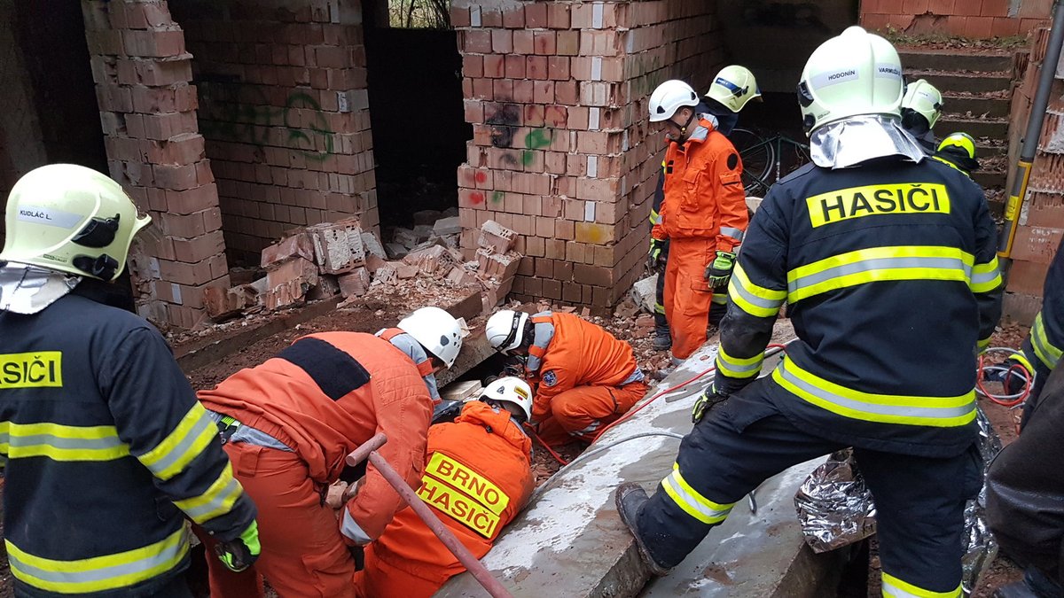 Drama v Dubňanech, říjen 2016. Dva chlapce zavallil zřícený železobetonový strop. Za své nasazení na místě obdržel David Štoudek (uprostřed) medaili Za statečnost