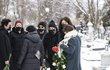 Pohřeb zpěváka Davida Stypky, který podlehl rakovině slinivky a covidu: Mirai, Tamara Klusová a Ewa Farna s manželem.