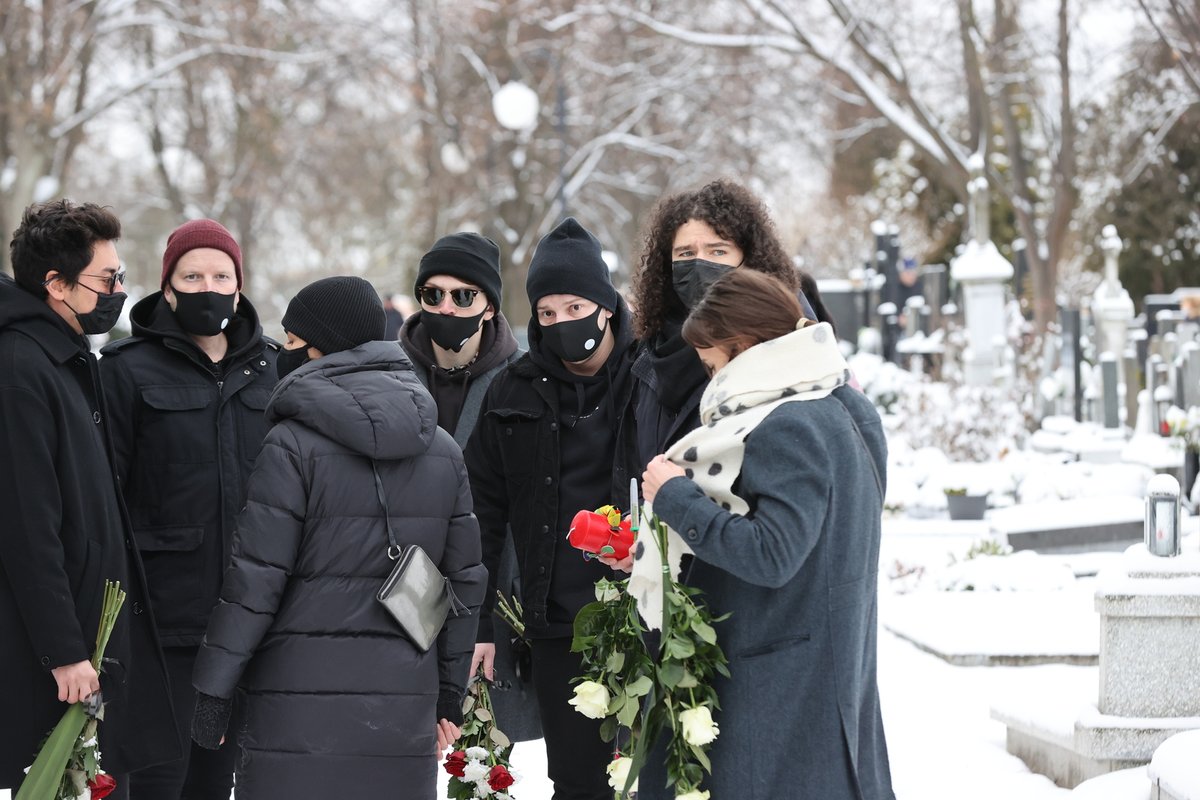 Pohřeb zpěváka Davida Stypky, který podlehl rakovině slinivky a covidu: Mirai, Tamara Klusová a Ewa Farna s manželem.