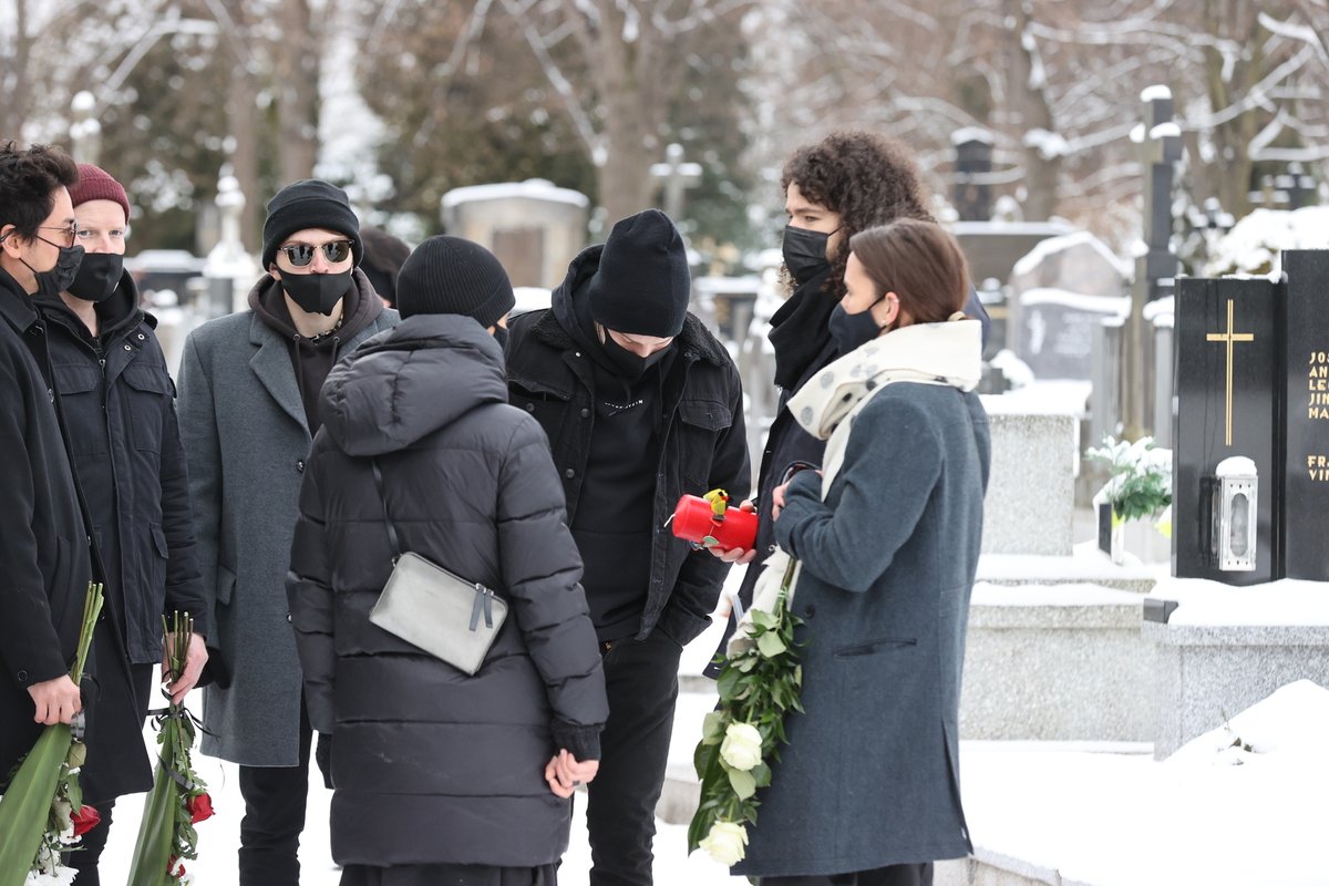 Pohřeb zpěváka Davida Stypky, který podlehl rakovině slinivky a covidu: Mirai, Tamara Klusová a Ewa Farna s manželem.