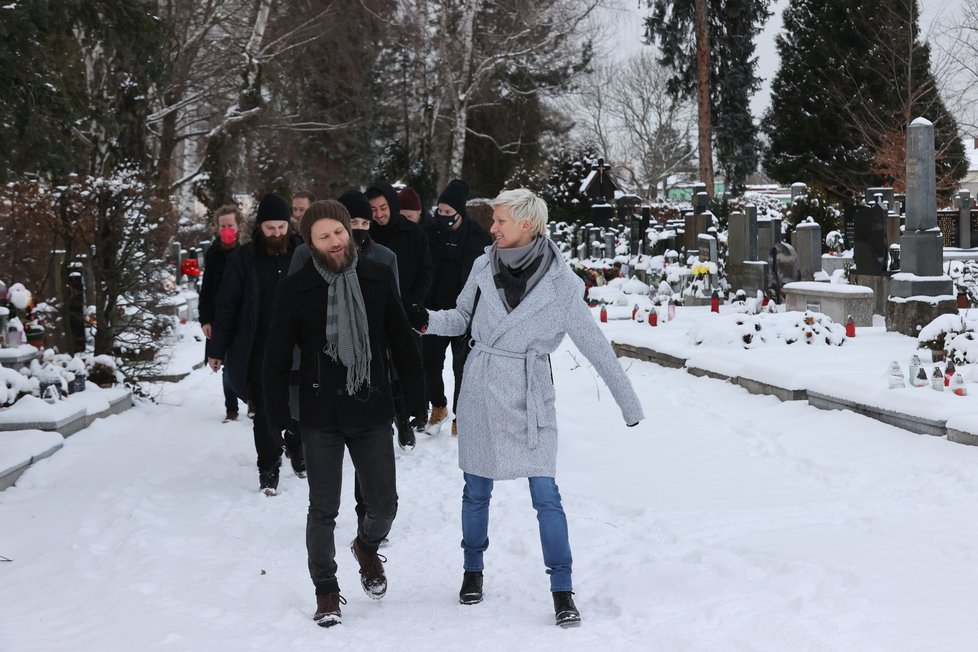 Manželka (vdova) zesnulého Davida Stypky po smutečním obřadu.