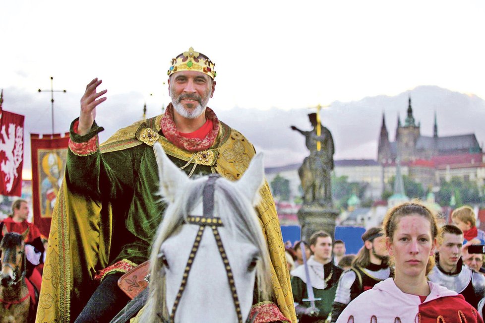 David Suchařípa jako Karel IV. kynul nejen davu, ale i Vladimíru Čechovi do nebe