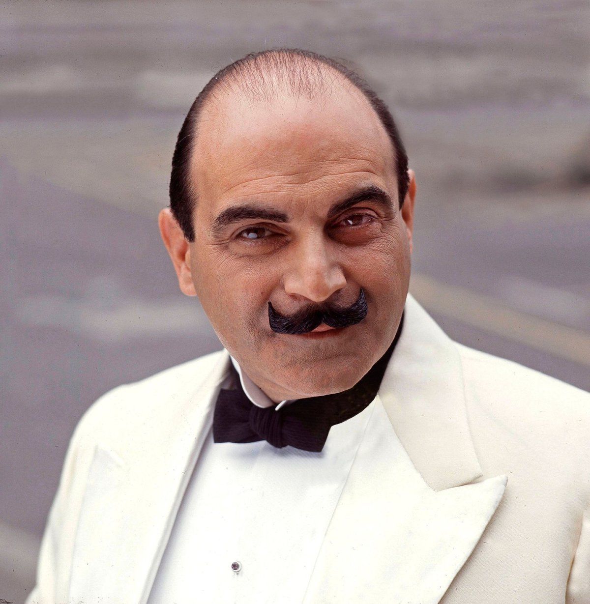 David Suchet jako Hercule Poirot.