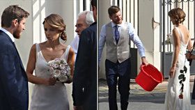 Zarostlý ženich David Švehlík na své veselce nosil červený kýbl a nevěsta se šklebila.
