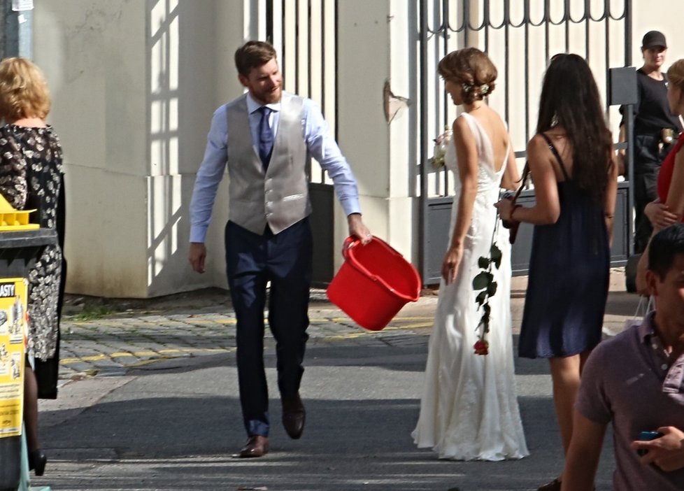 Ženich na vlastní svatbě neustále nosil červený plastový kyblík.