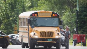 Policejní jednotky prohledávají i školní autobusy.