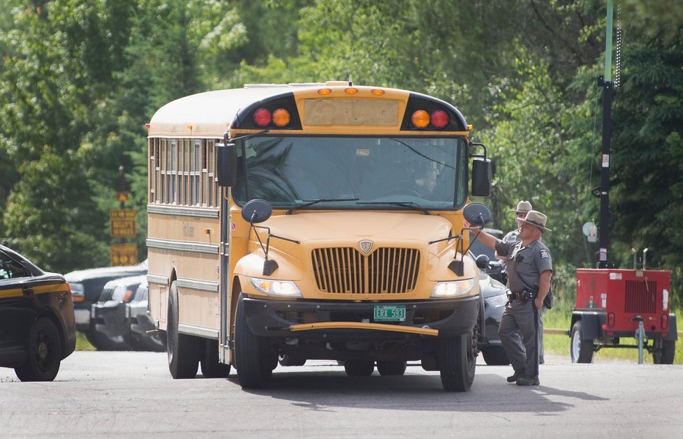 Policejní jednotky prohledávají i školní autobusy.
