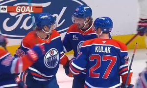 Tomáškova premiérová trefa v NHL! Puk si do branky srazil soupeř, pomohl k výhře Edmontonu Tomáškova premiérová trefa v NHL! Puk si do branky srazil soupeř, pomohl k výhře Edmontonu