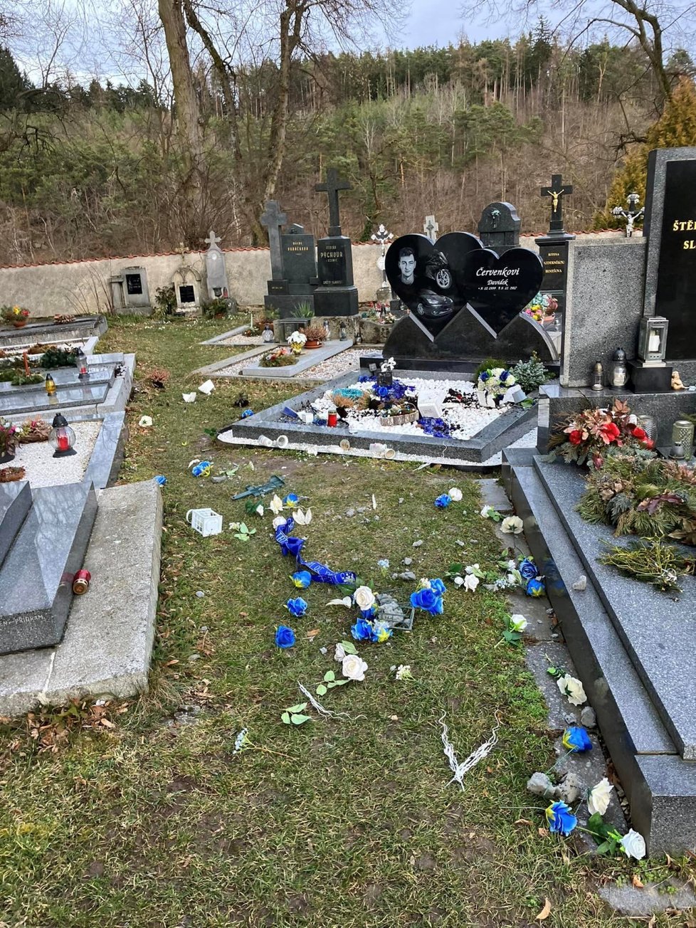 A takhle dopadl Davidův hrob na hřbitově. Místní jsou z šíleného řádění vandala zděšeni.