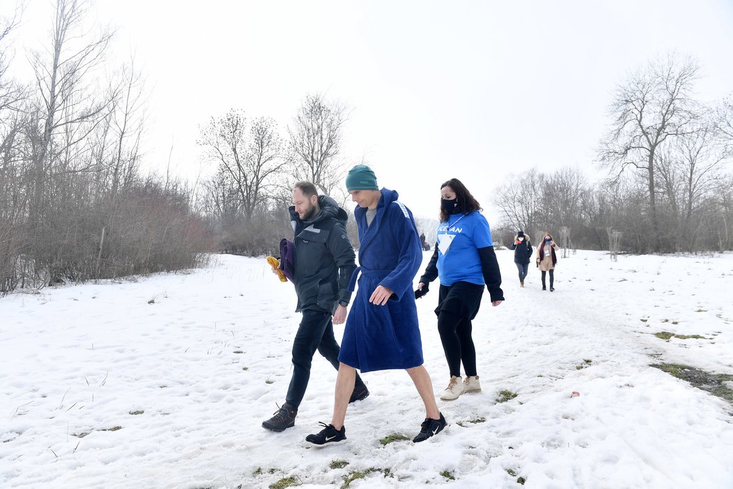 David Vencl je držitelem světového rekordu. Bez neoprenu, čepice a závaží uplaval 80 metrů pod ledem.