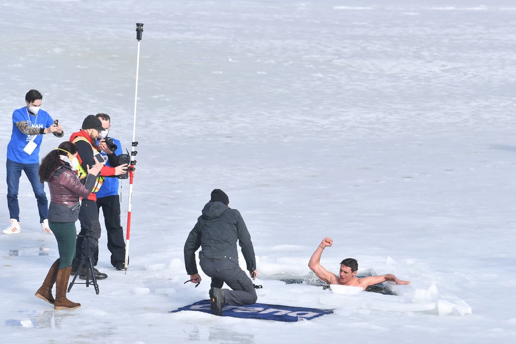 David Vencl je držitelem světového rekordu. Bez neoprenu, čepice a závaží uplaval 80 metrů pod ledem.