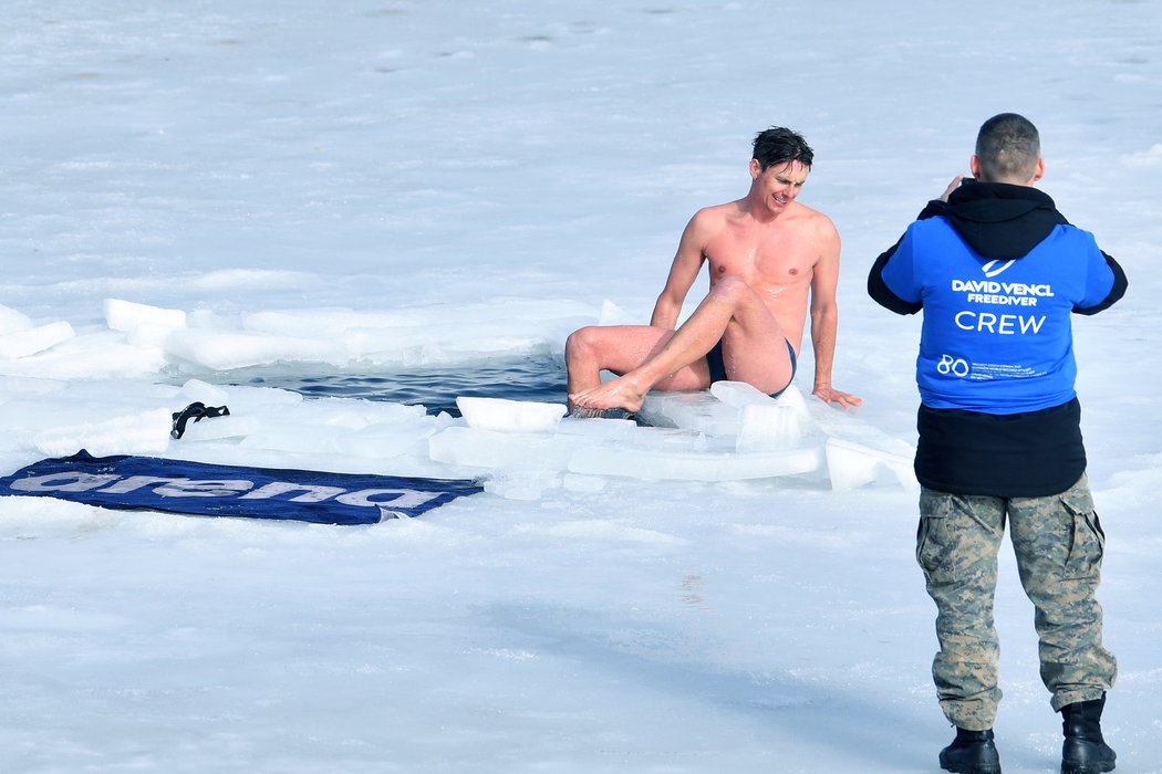 David Vencl je držitelem světového rekordu. Bez neoprenu, čepice a závaží uplaval 80 metrů pod ledem.