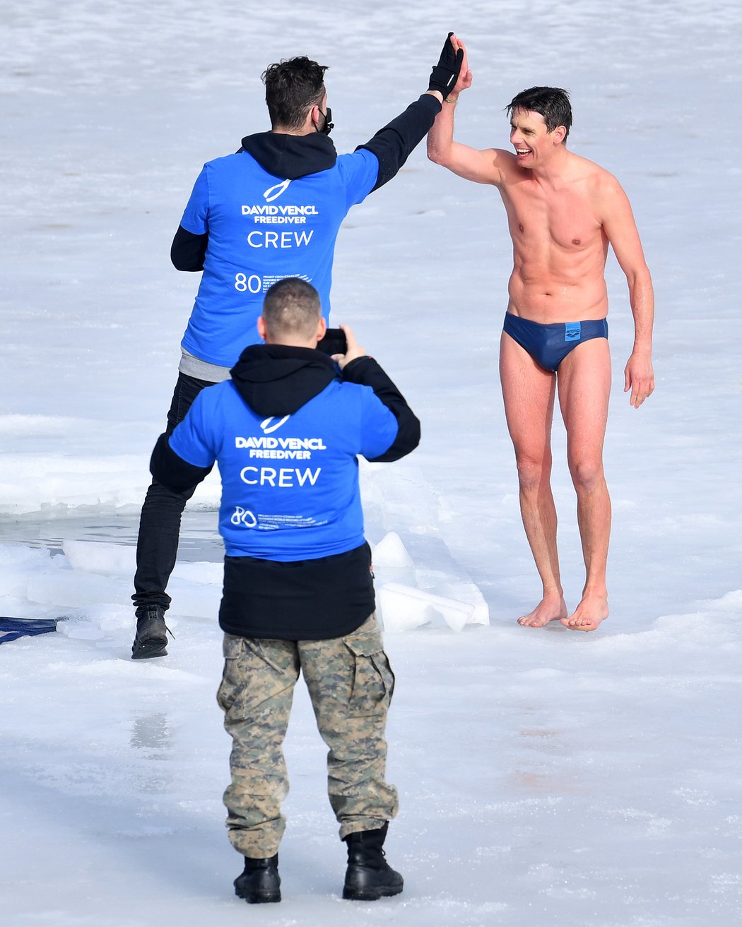 David Vencl je držitelem světového rekordu. Bez neoprenu, čepice a závaží uplaval 80 metrů pod ledem.