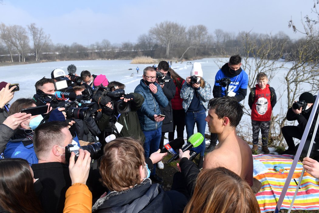 David Vencl je držitelem světového rekordu. Bez neoprenu, čepice a závaží uplaval 80 metrů pod ledem.