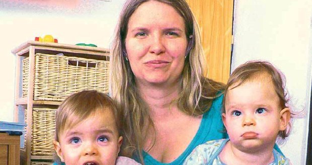 Maminka Lenka Součková se svými dvojčátky. Martínek (vlevo) je zcela zdráv, Davídkovi život zkomplikovalo krvácení do mozku.