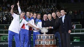 Češi uspěli v Davis Cupu opět po 32 letetch: Vlevo tým, kterému se to povedlo letos, vpravo tým z roku 1980 v čele s Ivanem Lendelm