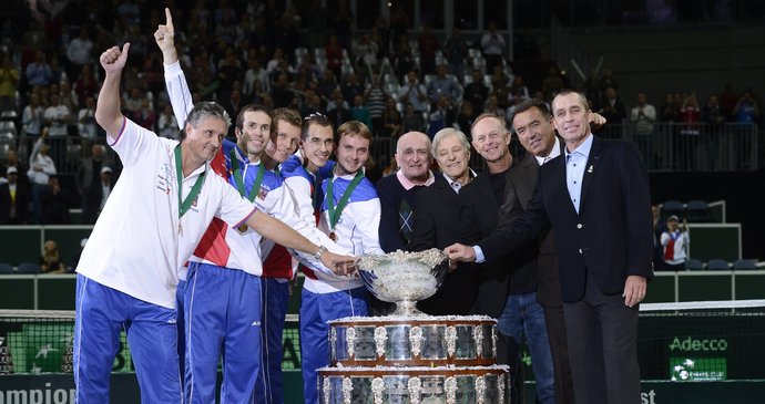 Češi uspěli v Davis Cupu opět po 32 letetch: Vlevo tým, kterému se to povedlo letos, vpravo tým z roku 1980 v čele s Ivanem Lendelm