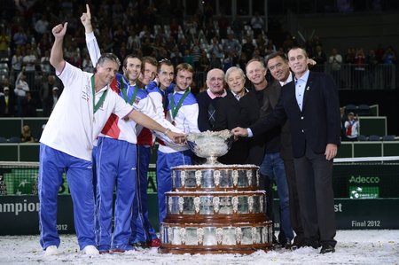 Češi uspěli v Davis Cupu opět po 32 letetch: Vlevo tým, kterému se to povedlo letos, vpravo tým z roku 1980 v čele s Ivanem Lendelm