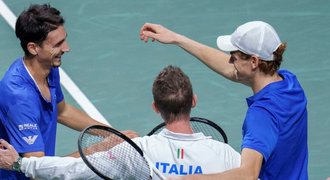 Italové jsou ve finále, Djokovič dvakrát prohrál a odmítl dopingový test