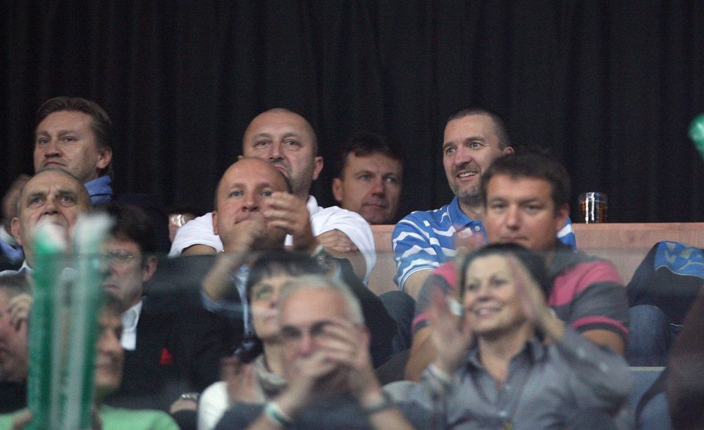 V publiku se dobře bavil propuštěný zločinec Tomáš Pitr (v modrobílém).