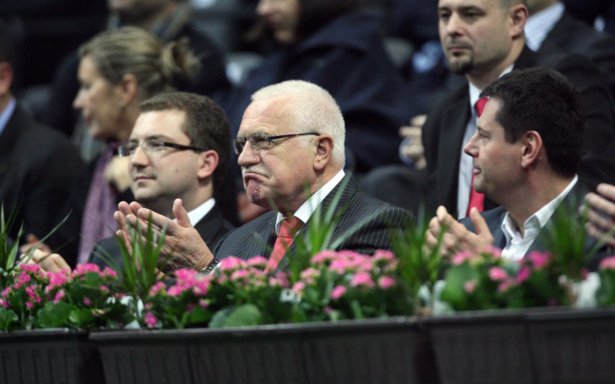Jeden z nejbohatších podnikatelů Karel Komárek (vpravo) zasedl vedle prezidenta Klause.