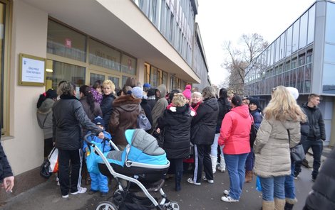 Fronta před mosteckým pracákem. Čekání je nedůstojné. Toaleta je až v budově.