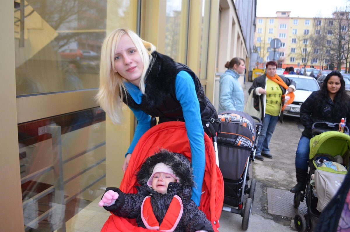 Ivana Fušnerová (19) s dcerou Michaelou (1), mateřská dovolená: „Celý den. Je to strašné. Snad se ale dnes už konečně dočkám. Minule jsme se vůbec nedostala na řadu.“