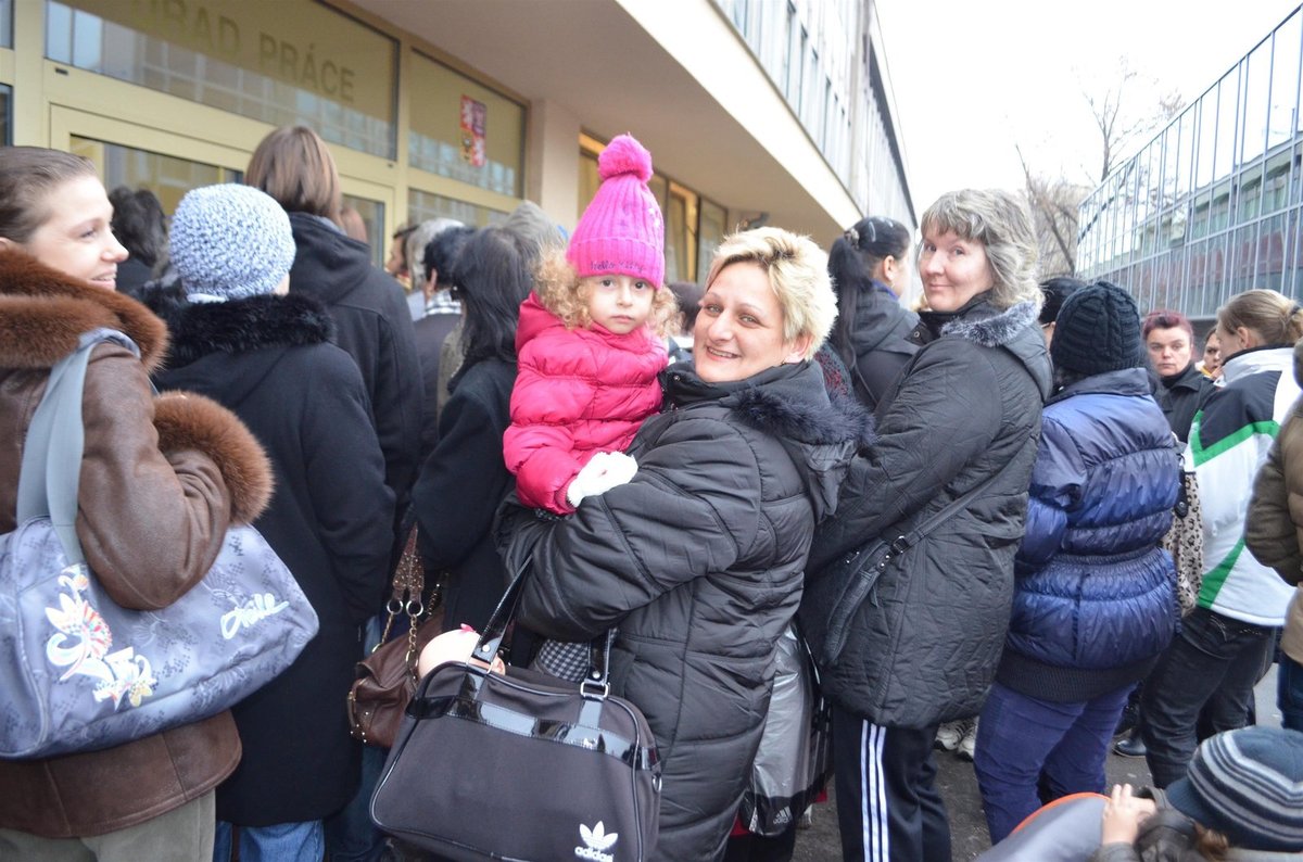 Renata Gabčová (42), s dcerou Eliškou (3), mateřská dovolená:  „Za 20 dnů se do budovy nejsem schopná dostat. Čekání je tu nedůstojné. Když dítě potřebuje na záchod, musíte z fronty.“