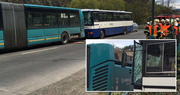 Nehoda dvou autobusů v Davli: Jedenáct lidí se zranilo, většina skončila v nemocnici