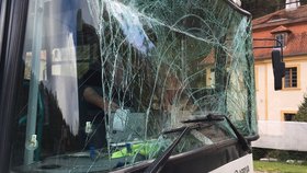 V Davli se srazily dva autobusy: Jedenáct lidí se zranilo.