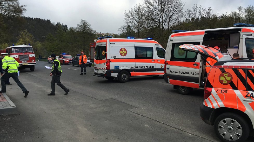 Jedenáct lidí bylo zraněno, devět z nich museli lékaři převézt do nemocnice.