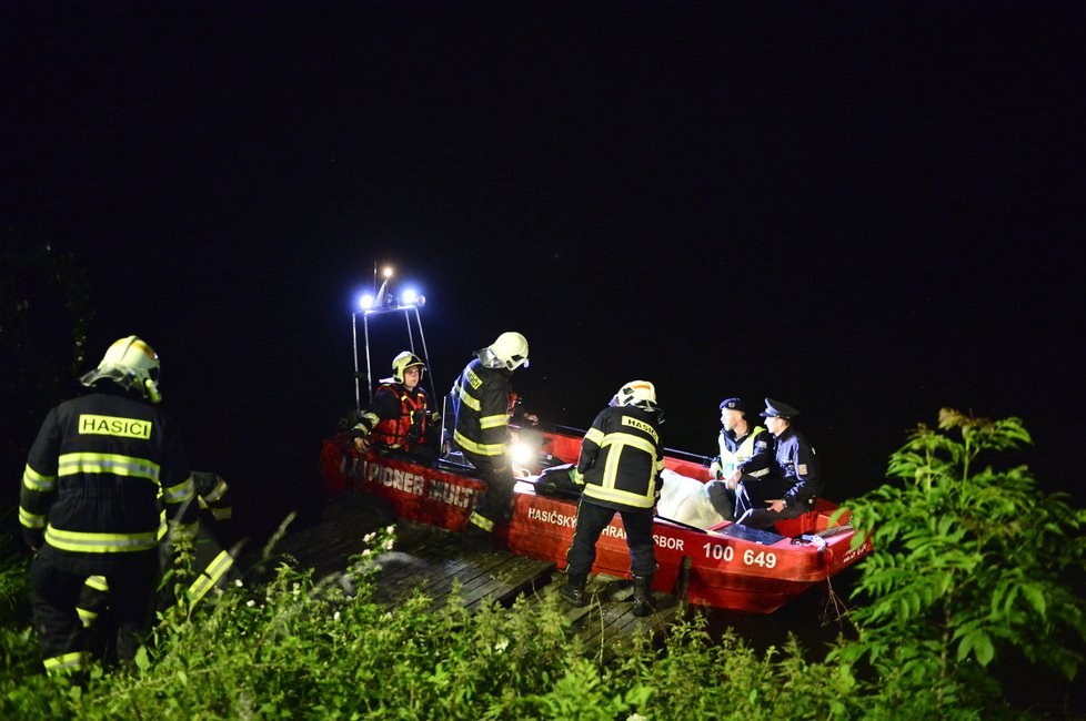 Vlak vykolejil přímo u Vltavy. Na místě zasahovali hasiči ve člunu.