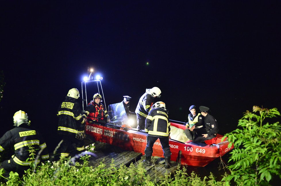 Vlak vykolejil přímo u Vltavy. Na místě zasahovali hasiči ve člunu.
