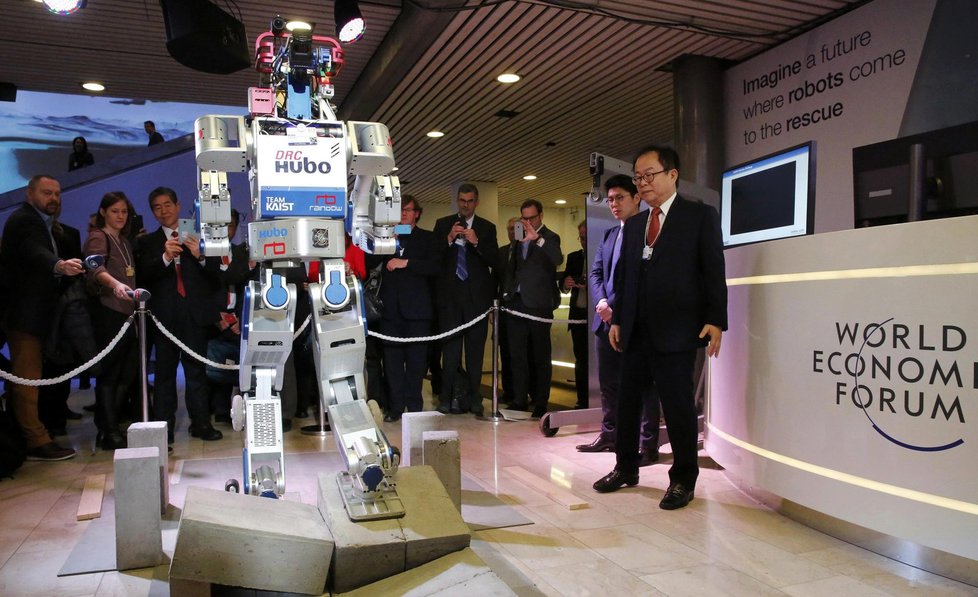 WEF 2016 v Davosu: HUBO, multifunkční robot-humanoid