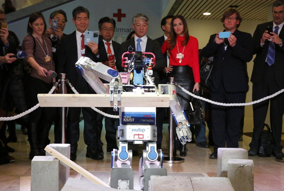 WEF 2016 v Davosu: HUBO, multifunkční robot-humanoid