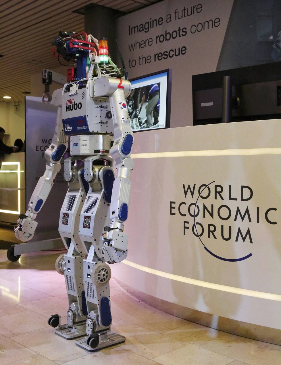 WEF 2016 v Davosu: HUBO, multifunkční robot-humanoid