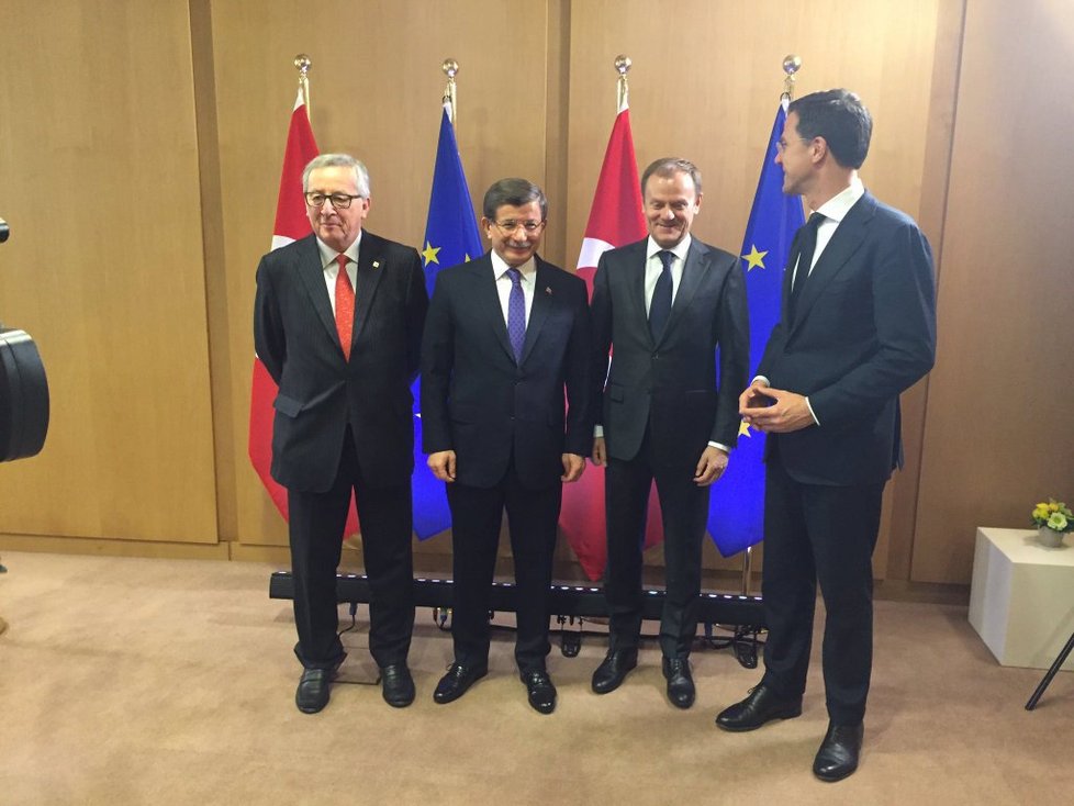 Turecký premiér před pracovní snídaní s předsedou EK Junckerem a Evropské rady Tuskem.