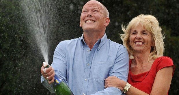 Manželé Dawesovi vyhráli v Eurojackpotu tři miliardy korun v roce 2011