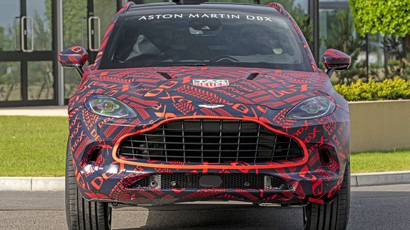 Aston Martin DBX: Britové opět lákají na své první SUV. Představí se ještě letos