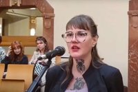 „Vydařená“ dcera politika z SPD. Na zastupitelstvu ji vypískali. Putin je úžasná osoba, nacisté mohou za válku na Ukrajině, řekla