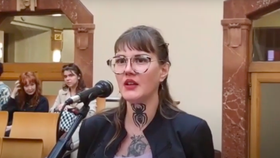 Na pražském zastupitelstvu vystoupila dcera Vítězslava Nováka z SPD. Podle ní válku na Ukrajině způsobili nacisté a Putina obdivuje.