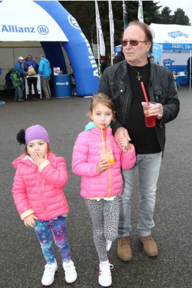 Zpěvák Petr Janda s dcerami.
