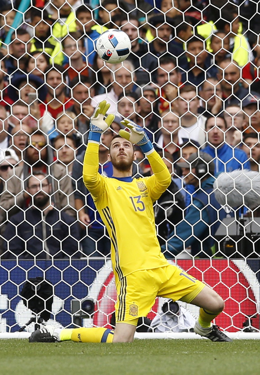 Brankář Španělska David De Gea měl menší problémy se střelou Tomáše Necida