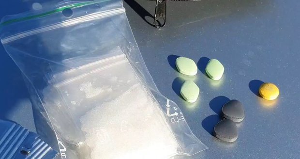 Drogy, které policisté objevili u zadrženého dealera.