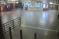 Kriminalisté v metru zadrželi dealera drog (55). Žena ho bránila nožem