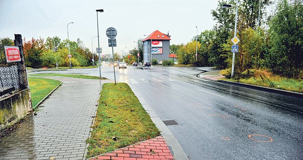 Místo tragické nehody, kde muž vběhl Deaně Jakubiskové pod auto