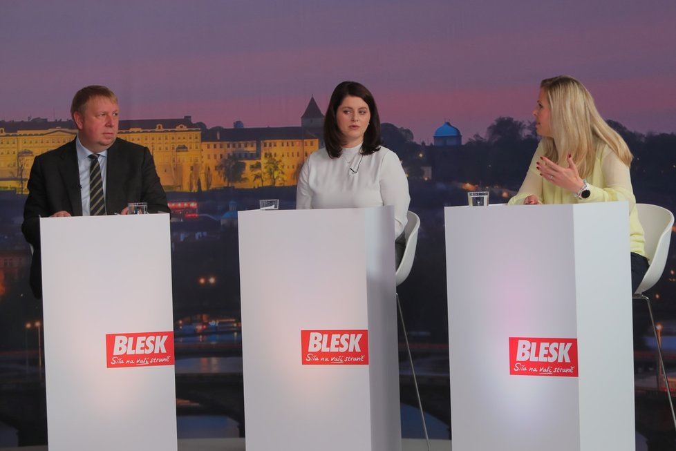 Debata Blesku o důchodech a sociálním systému: Zleva Aleš Juchelka (ANO, Jana Maláčová (ČSSD) a Hana Aulická Jírovcová (KSČM)