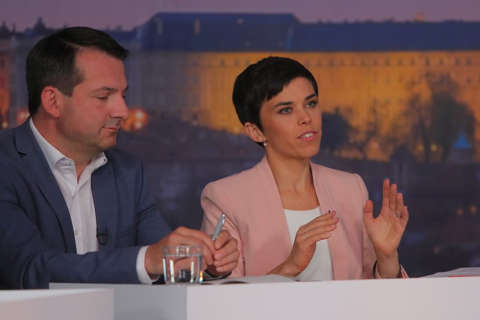 Debata Blesku o důchodech a sociálním systému: Viktor Vojtko (STAN) a Olga Richterová (Piráti)