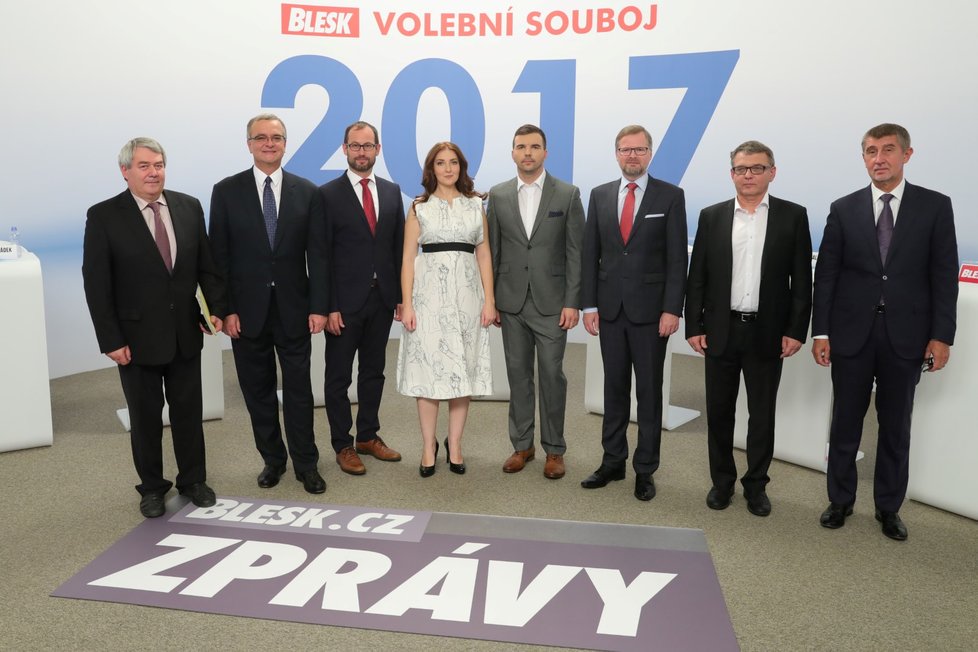Je mezi nimi premiér? Politici a moderátoři (uprostřed) po skončení debaty, chybí Pavel Bělobrádek z KDU-ČSL.