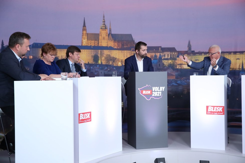 Debata Blesku o spotřebě domácností a zemědělství: Zleva Marian Jurečka (KDU-ČSL), Jana Krutáková (STAN), Radek Holomčík (Piráti), moderátor Jaroslav Šimáček a Jaroslav Faltýnek (ANO)